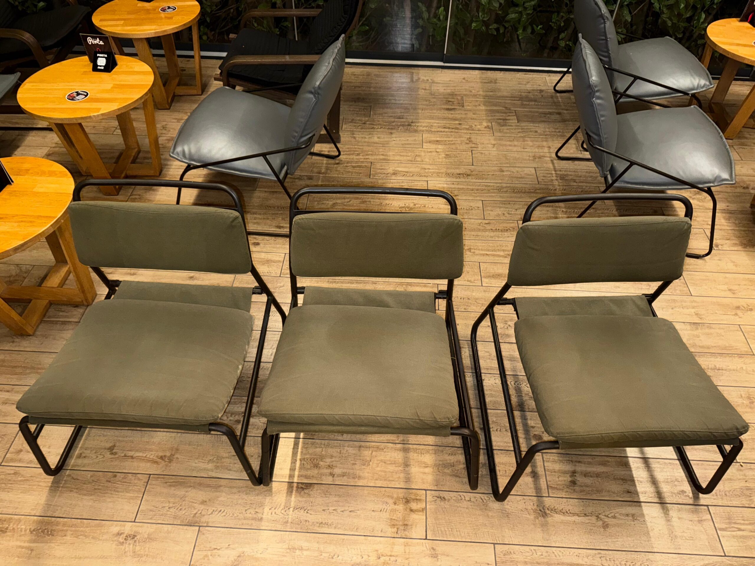 grupa stolica poslije kemijskog ciscenja